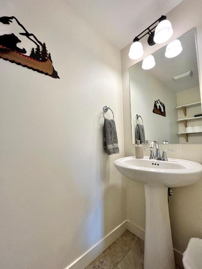 Perfect Base Invermere 3Bd Townhouse Mt Views With Garage المظهر الخارجي الصورة